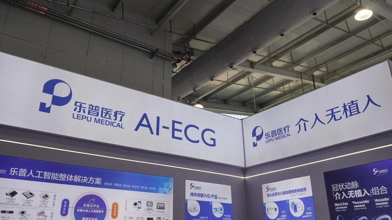 在选购家用血糖仪时，除了关注误差范围外，还应关注以下因素：